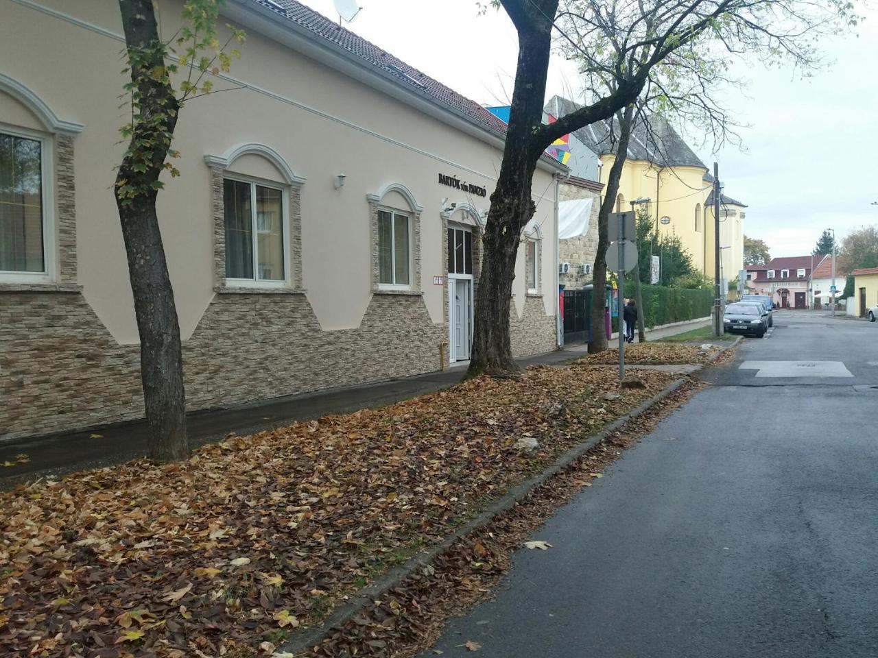 Bartók Tér Panzió Acomodação com café da manhã Eger Exterior foto