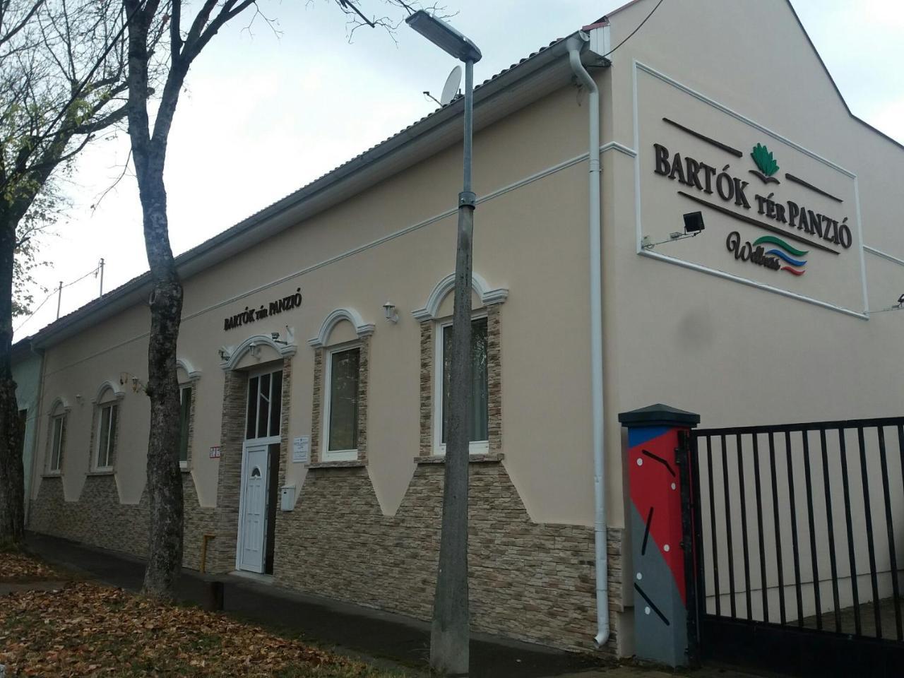 Bartók Tér Panzió Acomodação com café da manhã Eger Exterior foto